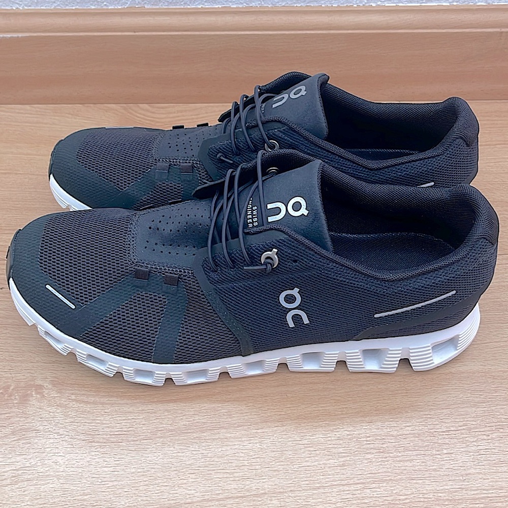 On cloud running shoes men’s size 10 NEW